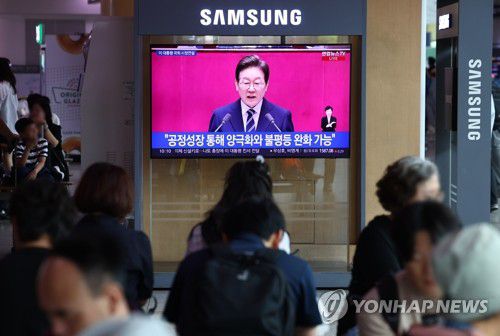 이재명 대통령 첫 시정연설 지켜보는 시민들(서울=연합뉴스) 서대연 기자 = 26일 서울역 대합실에서 시민들이 이재명 대통령의 첫 시정연설 중계방송을 지켜보고 있다. 2025.6.26 dwise@yna.co.kr