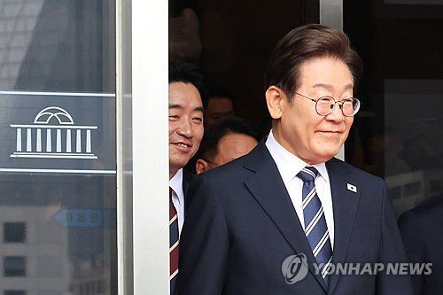 첫 시정연설 마치고 나오는 이재명 대통령(서울=연합뉴스) 이재명 대통령이 26일 서울 여의도 국회에서 정부의 추가경정예산안 제출과 관련해 첫 시정연설을 마친 뒤 본청에서 나오고 있다. 2025.6.26 [국회사진기자단] utzza@yna.co.kr