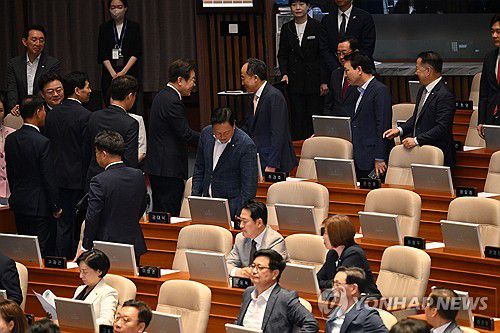 국민의힘 의원들과 인사하는 이재명 대통령(서울=연합뉴스) 이재명 대통령이 26일 서울 여의도 국회 본회의장에서 정부의 2차 추가경정예산안 제출과 관련해 첫 시정연설을 마치고 국민의힘 의원들과 인사하고 있다. 2025.6.26 [국회사진기자단] photo@yna.co.kr