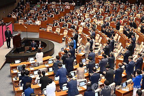 발언대 향하는 이재명 대통령(서울=연합뉴스) 이재명 대통령이 26일 서울 여의도 국회 본회의장에서 정부의 2차 추가경정예산안 제출과 관련해 첫 시정연설을 하기 위해 발언대로 향하고 있다. 2025.6.26 [국회사진기자단] photo@yna.co.kr