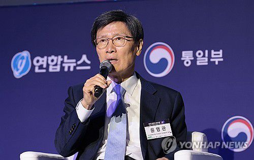 발언하는 윤영관 아산정책연구원 이사장(서울=연합뉴스) 김인철 기자 = 윤영관 아산정책연구원 이사장이 26일 서울 중구 신라호텔 다이너스티홀에서 열린 2025 한반도 심포지엄 세션2 '도전을 기회로…파고를 돌파하기 위한 정책 제언'을 주제로 발언하고 있다. 2025.6.26 yatoya@yna.co.kr