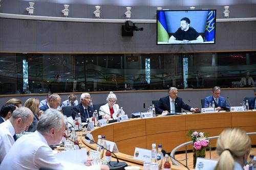 EU 정상회의 화상연설하는 젤렌스키(브뤼셀=연합뉴스) 볼로디미르 젤렌스키 우크라이나 대통령이 26일(현지시간) 벨기에 브뤼셀에서 열린 EU 정상회의에서 화상 연설을 하고 있다. 2025.6.26 photo@yna.co.kr [EU 제공. 재판매 및 DB 금지]