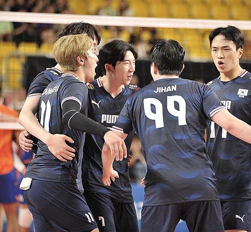 득점 후 기뻐하는 한국 남자배구 대표팀 선수들[대한배구협회 제공. 재판매 및 DB 금지]