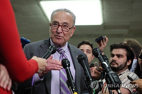 상원 브리핑 이후 이야기 나누고 있는 척 슈머[UPI 연합뉴스. 재판매 및 DB 금지]