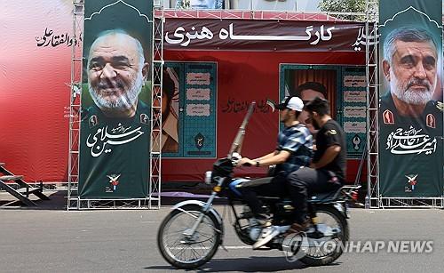 테헤란 시내에 걸린 사살된 이란군 장성 현수막[EPA=연합뉴스]