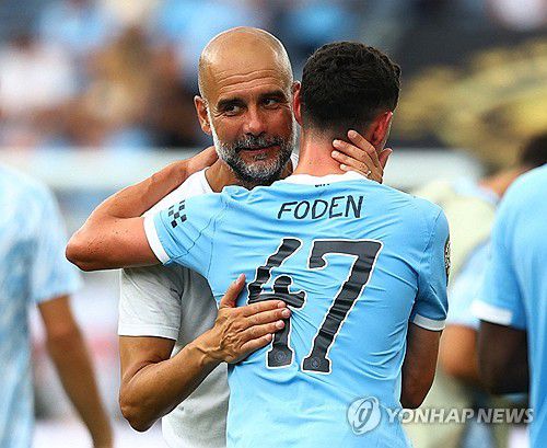 필 포든과 포옹하는 페프 과르디올라 맨시티 감독.[로이터=연합뉴스]