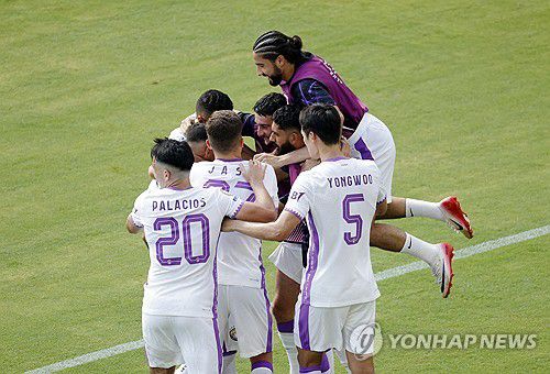역전 골 후 기쁨을 나누는 박용우(5번) 등 알아인 선수들 [로이터=연합뉴스]