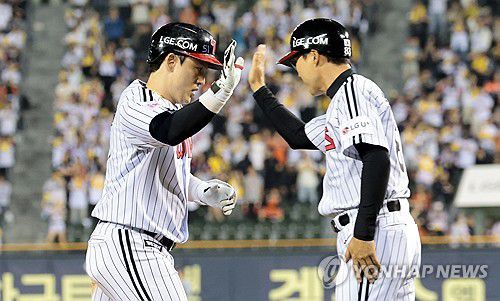 연장전 솔로 홈런 친 LG 박동원(서울=연합뉴스) 김인철 기자 = 28일 서울 송파구 잠실야구장에서 열린 2025 프로야구 KBO리그 한화 이글스와 LG 트윈스의 경기. 연장 11회말 1사 LG 박동원이 좌월 솔로 홈런을 치고 그라운드를 돌고 있다. 2025.5.28 yatoya@yna.co.kr