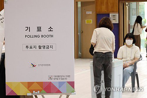 투표하는 유권자 발걸음(대전=연합뉴스) 강수환 기자 = 제21대 대통령선거일인 3일 대전 서구 월평초등학교에 마련된 월평1동 제1투표소에서 한 시민이 투표용지를 투표함에 넣고 있다. 2025.6.3 swan@yna.co.kr