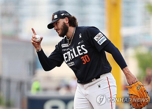 폰세 '이제 던질게요'(광주=연합뉴스) 조남수 기자 = 8일 광주 기아챔피언스필드에서 열린 프로야구 한화 이글스와 KIA 타이거즈의 경기. 한화 선발투수 폰세가 4회 투구 중 타임을 요청해 스타킹을 고쳐 신은 뒤 타자에게 예를 표하고 있다. 2025.6.8 iso64@yna.co.kr