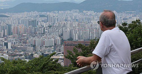 소비심리 회복에 집값상승 기대도 44개월 만에 최대(서울=연합뉴스) 김인철 기자 = 새 정부 출범과 2차 추가경정예산 효과 등에 대한 기대로 소비자들의 경제 심리가 석 달 연속 나아진 것으로 나타난 24일 서울 남산에서 바라본 시내 아파트 모습.     이날 한국은행이 발표한 '소비자동향조사' 결과에 따르면 6월 소비자심리지수(CCSI)는 108.7로 5월(101.8)보다 6.9포인트(p) 올랐다.      주택가격전망지수도 2021년 10월 이후 3년 8개월 만에 가장 높은 수준을 보였다. 2025.6.24 yatoya@yna.co.kr