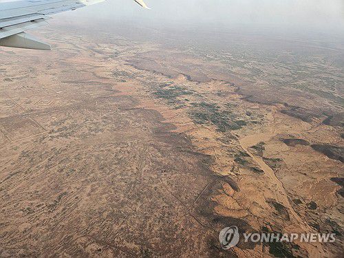 비행기에서 내려다본 니제르의 사막(니아메<니제르>=연합뉴스) 노재현 기자 = 지난 14일(현지시간) 비행기에서 내려다본 니제르의 사막. 2025.6.25 nojae@yna.co.kr