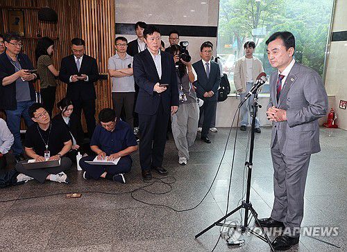 답변하는 안규백 국방부 장관 후보자(서울=연합뉴스) 서명곤 기자 = 안규백 국방부 장관 후보자가 27일 서울 용산구 육군회관에 마련된 인사청문회 준비사무실로 들어서며 취재진의 질문에 답하고 있다. 2025.6.27 seephoto@yna.co.kr