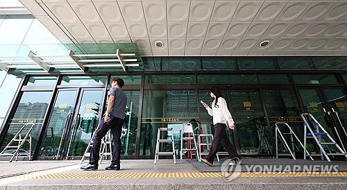 윤 전 대통령 측, 출입방식 협의 안돼도 특검 출석 예정(서울=연합뉴스) 김인철 기자 = 윤석열 전 대통령 측이 지하 주차장 출입 요구가 받아들여지지 않더라도 오는 28일 오전 조은석 내란 특별검사팀의 출석 요구에 응할 것이라고 밝힌 27일 서초구 서울고등검찰청 모습. 2025.6.27 yatoya@yna.co.kr