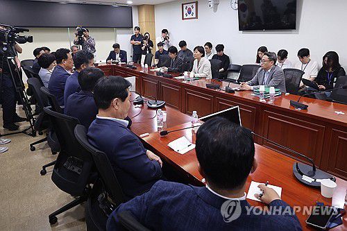 발언하는 송미령 장관(서울=연합뉴스) 서대연 기자 = 송미령 농림축산식품부 장관이 27일 국회에서 열린 더불어민주당 농림축산식품해양수산위원회 위원들과의 당정간담회에서 발언하고 있다. 2025.6.27 dwise@yna.co.kr