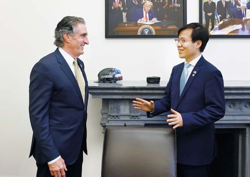 더그 버검 국가에너지위원회 의장 만나는 여한구 통상교섭본부장(서울=연합뉴스) 여한구 산업통상자원부 통상교섭본부장이 2025 27(현지시간) 미국 워싱턴 DC 백악관에서 더그 버검 백악관 국가에너지위원회 위원장 겸 내무부 장관과 만나 대화하고 있다. [산업통상자원부 제공. 재판매 및 DB 금지]