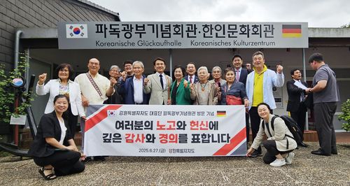 파독광부협회 회원들과 기념사진 촬영하는 김진태 지사[촬영 이재현]