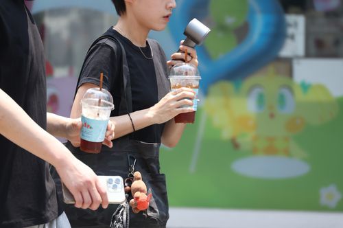 아이스 아메리카노의 계절 (대구=연합뉴스) 박세진 기자 = 28일 대구에 폭염경보가 내려진 가운데 중구 동성로에서 시민들이 얼음 음료와 휴대용 선풍기로 더위를 식히고 있다. 2025.6.28 psjpsj@yna.co.kr