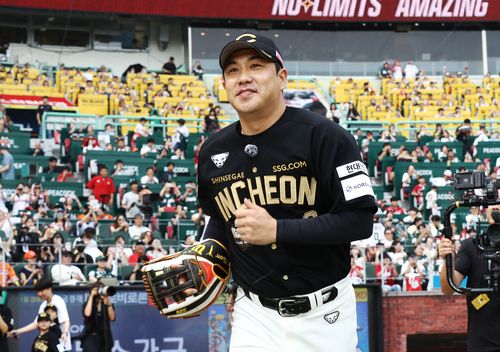 그라운드로 향하는 김강민(서울=연합뉴스) 김강민이 28일 인천 SSG랜더스필드에서 열린 자신의 은퇴식에 SSG 특별 엔트리로 등록돼, 그라운드를 향해 뛰고 있다. [SSG 랜더스 제공. 재판매 및 DB금지]