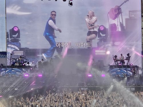 '아파트' 무대 함께하는 싸이와 로제(인천=연합뉴스) 가수 싸이와 로제가 인천 아시아드주경기장에서열린'싸이 흠뻑쇼-서머 스웨그 2025'에서 무대를 선보이고 있다. 2025.6.28 photo@yna.co.kr