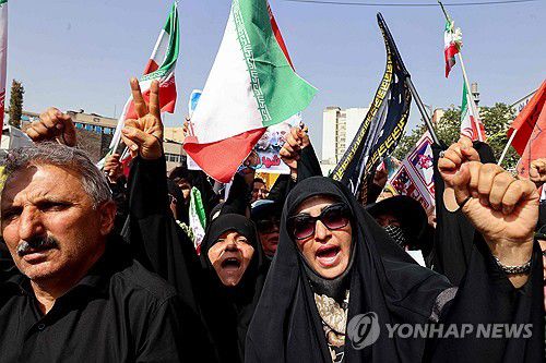 테헤란 공습으로 사망한 이란 군 수뇌부의 장례식에 모인 시민들[AFP 연합뉴스 자료사진]