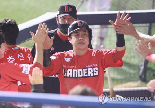 다시 앞서가는 SSG(서울=연합뉴스) 홍해인 기자 = 6일 오후 서울 잠실야구장에서 열린 2021 프로야구 SSG 랜더스와 LG 트윈스의 더블헤더 2차전.     7회초 2사 주자 1, 3루에 SSG 김찬형이 1타점 적시타를 친 뒤 홈을 밟은 김강민이 더그아웃에 들어와 팀 동료들과 하이파이브를 하고 있다. 2021.10.6 hihong@yna.co.kr