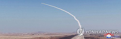 북 "최신 반항공미사일 시험발사 성공"…김정은 참관(평양 조선중앙통신=연합뉴스) 북한이 최근 양산에 착수한 최신형 지대공 미사일 시험발사에 성공했다고 21일 밝혔다. 미사일총국은 20일 군수공업기업소에서 본격적인 생산에 들어간 최신형 반항공(지대공)미사일 무기체계의 종합적 전투성능검열을 위한 시험발사를 진행했다고 조선중앙통신이 21일 보도했다. 2025.3.21      [국내에서만 사용가능. 재배포 금지. For Use Only in the Republic of Korea. No Redistribution] nkphoto@yna.co.kr