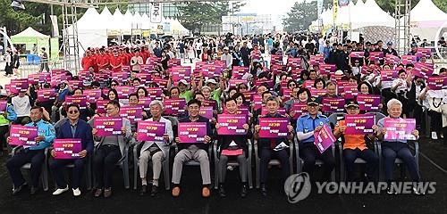 친절하게 모시겠습니다(강릉=연합뉴스) 유형재 기자 = 28일 열린 강원 강릉시 경포해수욕장 개장식에서 참가자들이 친절과 청결 등을 다짐하는 퍼포먼스를 하고 있다.     강원 동해안 86개 해수욕장은 경포해수욕장 개장을 시작으로 본격적인 운영에 들어간다. 2025.6.28 yoo21@yna.co.kr