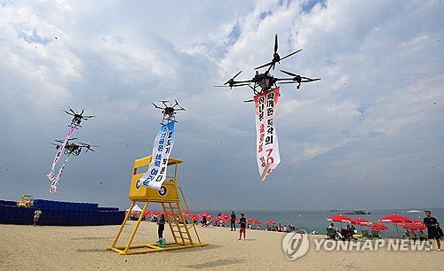 드론이 알리는 경포해수욕장 개장식(강릉=연합뉴스) 유형재 기자 = 28일 열린 강원 강릉시 경포해수욕장 개장식에서 드론이 개장을 알리는 퍼포먼스를 하고 있다.     강원 동해안 86개 해수욕장은 경포해수욕장 개장을 시작으로 본격적인 운영에 들어간다. 2025.6.28 yoo21@yna.co.kr