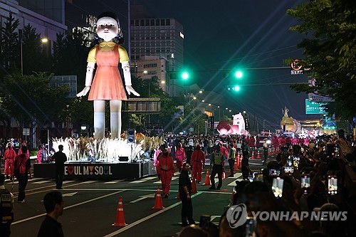 '오징어게임 시즌3' 퍼레이드(서울=연합뉴스) 윤동진 기자 = 28일 서울 세종대로에서 '오징어 게임 시즌3' 퍼레이드 행사가 진행되고 있다. 2025.6.28 mon@yna.co.kr