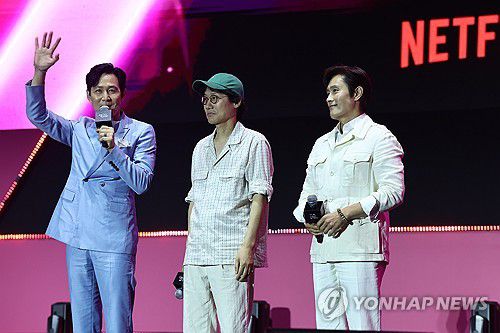 오징어게임의 주역들(서울=연합뉴스) 윤동진 기자 = 28일 서울광장에서 열린 '오징어 게임 시즌3' 팬 이벤트에서 배우 이정재, 황동혁 감독, 이병헌이 인사하고 있다. 2025.6.28 mon@yna.co.kr