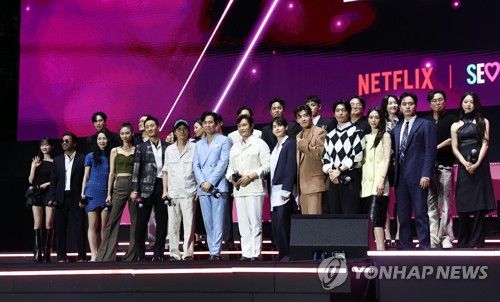 '오징어게임 시즌3' 팬 이벤트(서울=연합뉴스) 윤동진 기자 = 28일 서울광장에서 열린 '오징어 게임 시즌3' 팬 이벤트에서 황동혁 감독을 비롯한 대표 배우들이 포즈를 취하고 있다. 2025.6.28 mon@yna.co.kr