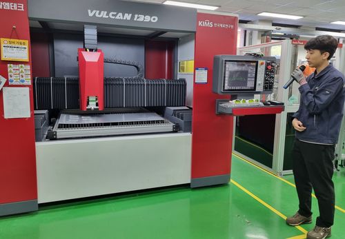 압연 공정 설명하는 재료연 연구원[촬영 박주영]