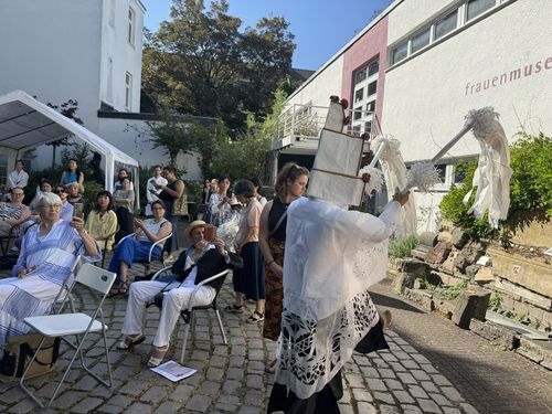 평화의 소녀상 제막식(본=연합뉴스) 28일(현지시간) 독일 본 여성박물관에서 열린 평화의 소녀상 제막 행사에서 경남 지역 예술가들이 공연하고 있다. [코리아협의회 제공. 재판매 및 DB 금지]