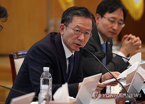 국감서 질의하는 정성호 의원(대구=연합뉴스) 윤관식 기자 = 더불어민주당 정성호 의원이 24일 한국은행 대구경북본부에서 열린 국회 기획재정위원회의 한국은행 대구경북본부·포항본부, 대구지방국세청, 대구본부세관, 대구조달청, 동북지방통계청에 대한 국정감사에서 질의하고 있다. 2024.10.24 psik@yna.co.kr