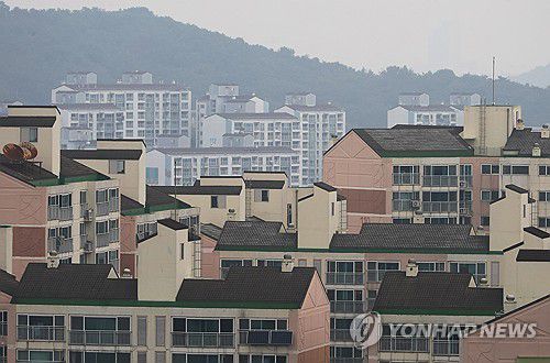 가계부채 관리 방안, '주담대 한도 6억' 극약처방(서울=연합뉴스) 최재구 기자 = 정부가 27일 발표한 가계부채 관리 강화 방안은 수도권·규제지역 주택담보대출 최대한도를 6억원으로 설정해 과도한 대출을 막고, 실수요가 아닌 경우 대출을 제한하는 데 초점을 맞췄다. 정부가 이날 '초강수' 대출 규제책을 내놓은 것은 서울 강남 아파트값 급등세가 최근 비강남권까지 확산하며 상황이 심상치 않다고 판단했기 때문이다. 사진은 이날 촬영한 서울시 아파트. 2025.6.27 jjaeck9@yna.co.kr