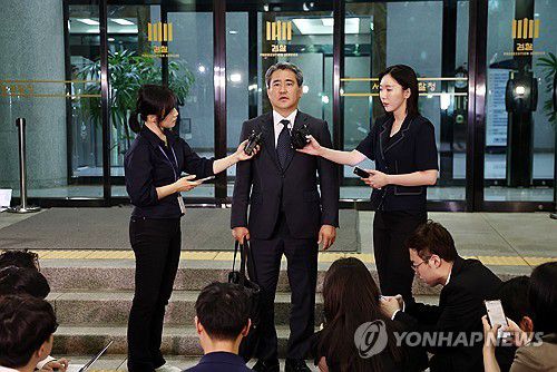 발언하는 송진호 변호사(서울=연합뉴스) 윤동진 기자 = 윤석열 전 대통령의 변호인 송진호 변호사가 29일 서초구 서울고등검찰청 청사에 마련된 내란특검 사무실을 나서며 발언을 하고 있다. 2025.6.29 mon@yna.co.kr