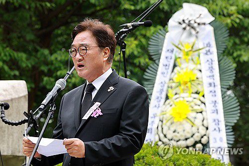 추모사하는 우원식 국회의장(서울=연합뉴스) 신현우 기자 = 삼풍백화점 붕괴 참사 30주기인 29일 우원식 국회의장이 서울 서초구 매헌시민의숲 삼풍참사위령탑에서 열린 추모식에 참석, 추모사하고 있다. 2025.6.29 nowwego@yna.co.kr