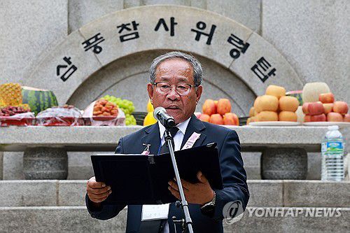 인사말하는 손영수 유족회 회장(서울=연합뉴스) 신현우 기자 = 삼풍백화점 붕괴 참사 30주기인 29일 서울 서초구 매헌시민의숲 삼풍참사위령탑에서 열린 추모식에서 손영수 삼풍백화점붕괴참사유족회 회장이 인사말하고 있다. 2025.6.29 nowwego@yna.co.kr