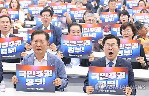 더민주혁신회의 전국대회 참석한 박찬대·정청래 의원(청주=연합뉴스) 이성민 기자 = 더불어민주당 최대 원외 조직이자 친명계 조직으로 꼽히는 더민주전국혁신회의가 29일 오후 청주 오스코에서 전국대회를 개최한 가운데 더불어민주당 당 대표 후보로 출마한 정청래 의원과 박찬대 의원이 행사에 참석하고 있다. 2025.6.29 chase_arete@yna.co.kr