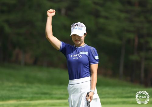 환호하는 고지우(서울=연합뉴스) 고지우가 29일 강원도 평창 버치힐 컨트리클럽에서 열린 '맥콜 모나 용평 오픈 with SBSGolf' 결승에서 우승 확정 후 환호하고 있다. 2025.6.29 [KLPGT 제공. 재판매 및 DB 금지] photo@yna.co.kr