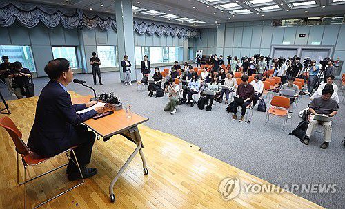 기자간담회하는 구윤철 경제부총리 후보자(서울=연합뉴스) 김도훈 기자 = 구윤철 경제부총리 겸 기획재정부 장관 후보자가 29일 서울 중구 예금보험공사 대강당에서 열린 기자간담회에서 발언하고 있다. 2025.6.29 superdoo82@yna.co.kr