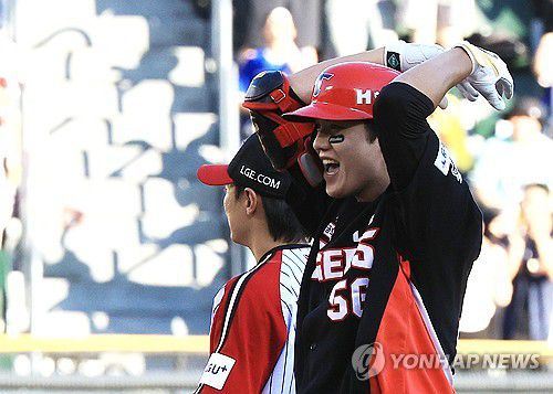 2루타 환호하는 오선우(서울=연합뉴스) 최재구 기자 = 29일 서울 잠실야구장에서 열린 프로야구 2025 신한 SOL 뱅크 KBO리그 KIA 타이거즈와 LG트윈스의 경기에서 6회 초 원아웃 주자 1, 3루 상황 KIA 오선우가 1타점 2루타를 날리고 환호하고 있다.  2025.6.29 jjaeck9@yna.co.kr