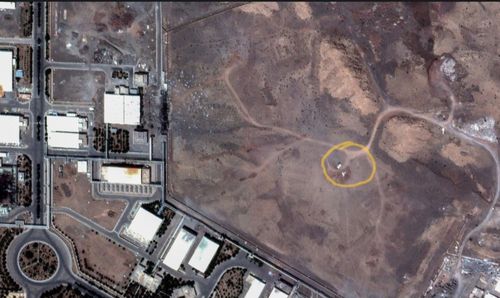 27일 촬영된 나탄즈 핵시설 위성 사진[막사 위성사진. 재판매 및 DB 금지] 이란 나탄즈 핵시설 모습. 앞서 노란 동그라미 부근에는 미국의 벙커버스터 공격으로 큰 구멍이 뚫려있었다.