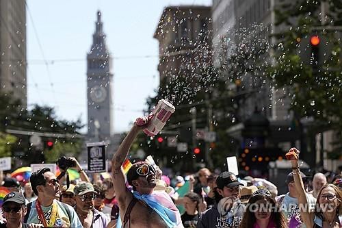 샌프란시스코 프라이드 행진[샌프란시스코 AP=연합뉴스. 재판매 및 DB 금지]