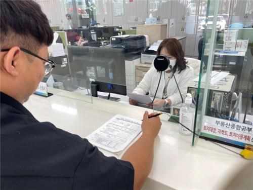 민원창구 비대면 양방향 마이크 보급[평창군 제공.재판매 및 DB 금지]