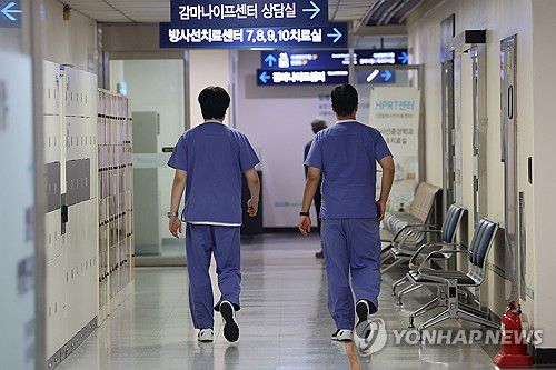 의정갈등 접점 찾을까(서울=연합뉴스) 임화영 기자 = 지난해 2월 의정 갈등이 시작된 이래 약 1년 반 만에 지도부가 교체된 대한전공의협의회(대전협)가 정부·국회와 전향적으로 대화에 나서기로 했다.      박단 전 비대위원장의 불통을 지적해온 한 위원장이 공식 취임함으로써 향후 의정 갈등의 양상도 달라질 것으로 보인다.     한 위원장이 내외부 소통과 전향적 대화를 강조한 만큼 교착 상태에 놓인 의정 갈등이 새로운 국면을 맞지 않겠느냐는 예측이 나온다.     사진은 29일 서울 시내의 한 대학병원에서 이동하는 의료진. 2025.6.29 hwayoung7@yna.co.kr