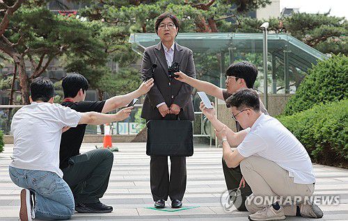 첫 출근하며 질문에 답하는 정은경 장관 후보자(서울=연합뉴스) 김인철 기자 = 정은경 보건복지부 장관 후보자가 30일 서울 중구 남대문로에 마련된 인사청문회 준비 사무실로 출근하며 취재진 질문에 답하고 있다. 2025.6.30 yatoya@yna.co.kr