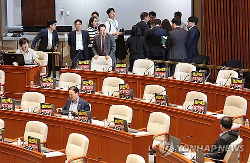 퇴장하는 국민의힘(서울=연합뉴스) 박동주 기자 = 30일 국회에서 열린 예산결산특별위원회 전체회의에서 국민의힘 의원들이 퇴장하고 있다. 2025.6.30 pdj6635@yna.co.kr