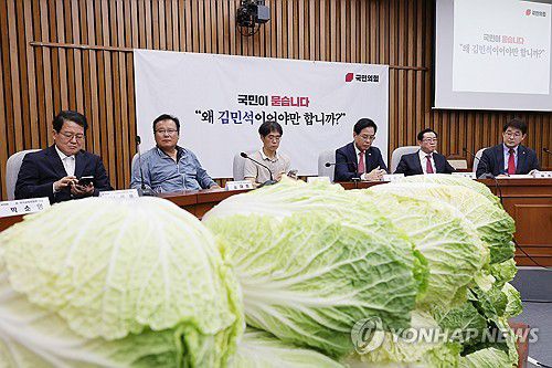 김민석 국무총리 후보자 국민청문회(서울=연합뉴스) 박동주 기자 = 국민의힘 송언석 원내대표(오른쪽 세번째)가 30일 국회에서 열린 김민석 국무총리 후보자 국민청문회에 참석해 발언을 들으며 생각에 잠겨있다. 2025.6.30 pdj6635@yna.co.kr